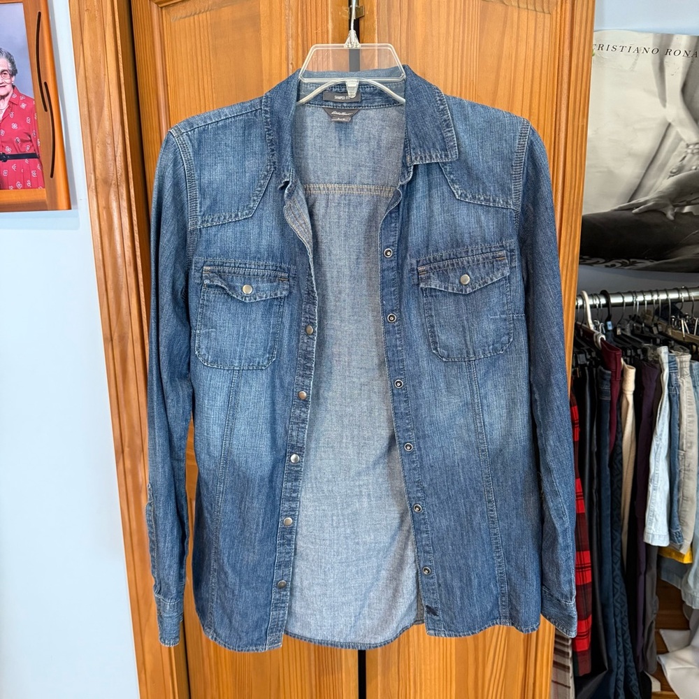 Eddie Bauer Women’s Denim Shirt Size Small Shaped Fit Long Sleeve 100% Cotton